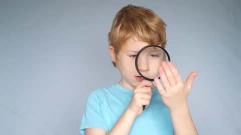 Young boy explores the area with the help of magnifying glass Vídeo Stock 122257714