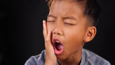 Young boy had toothache 스톡 동영상 97110926