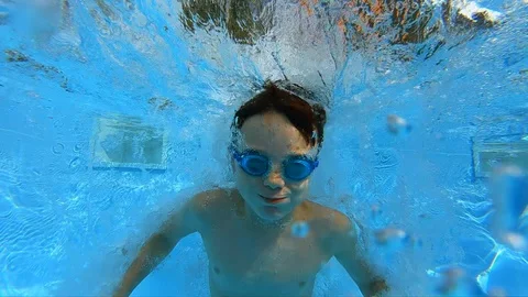 Young boy jumping in outdoor pool. Action slow motion shot Vídeo Stock 94924747