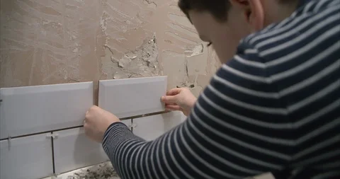 Young boy learning home improvement skills off his dad Vídeo Stock 101652814