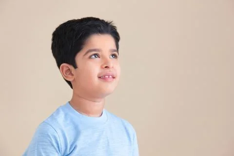 Young boy looking up Stock Photos