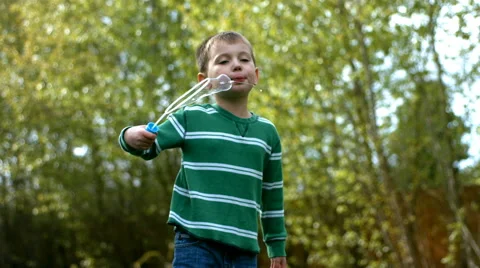 Young boy making bubbles, slow motion Stock-Footage 61668016