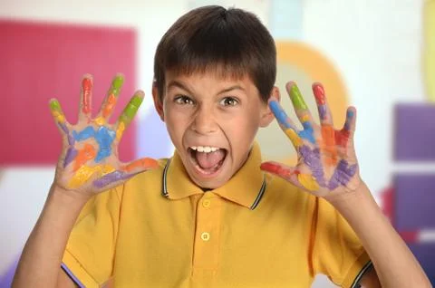 Young boy with painted hands Foto stock