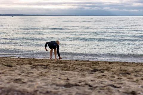 A young boy playing on the beach during sunset. Foto stock