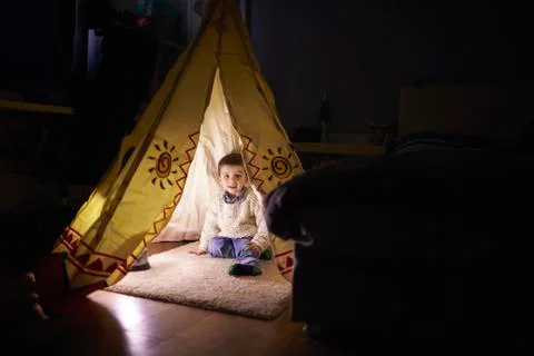 Young Boy Playing Inside Tent Set Up Indoors Foto stock