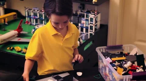 Young boy playing with Lego Set Vídeos de archivo 19052224