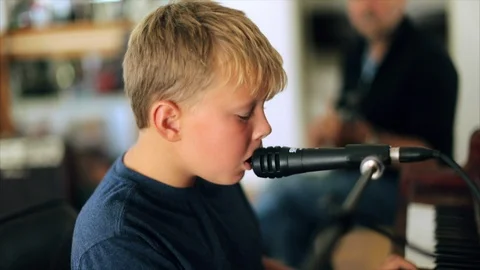 Young boy playing the piano and singing. Vidéo 88369829