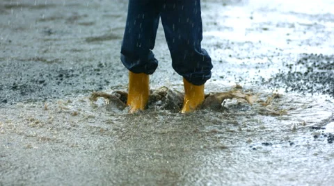 Young boy playing in rain, slow motion 스톡 동영상 62282456