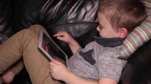 Young boy playing on tablet 库存影片 47142738