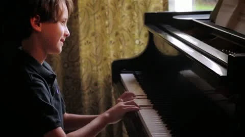Young boy plays the piano Video stock 19048641