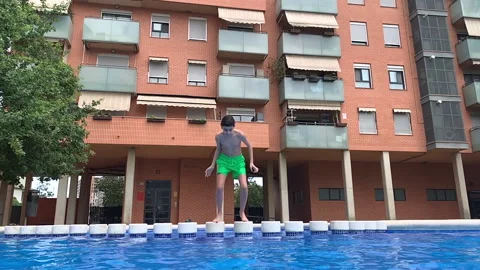 Young boy into the pool 動画素材 202645850
