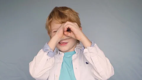Young boy posing in front of the camera Vídeo Stock 122257886