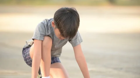 Young boy from prepare to starting run Vídeos de archivo 120279049