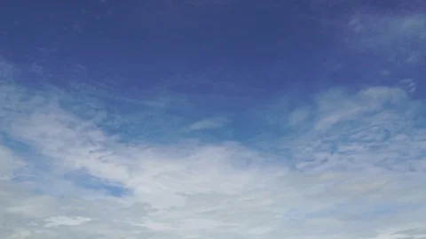 Young boy run and jump under blue sky Vidéo 95420139