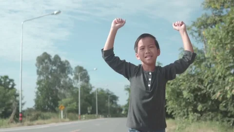 Young boy running during summer day 库存影片 114691637