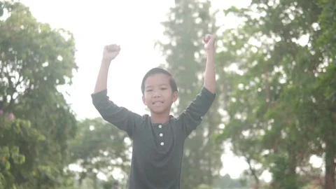 Young boy running during summer day 库存影片 122101704
