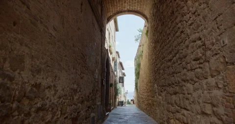 Young boy running through narrow ancient italian street Vídeo Stock 340588837