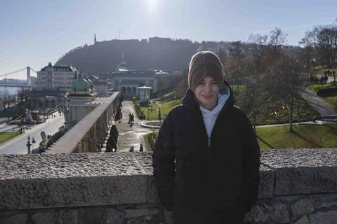 Young boy smiling exploring budapest castle garden bazaar Foto stock