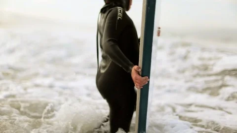 Young boy wading through the surf with his body board. Vidéo 88404705