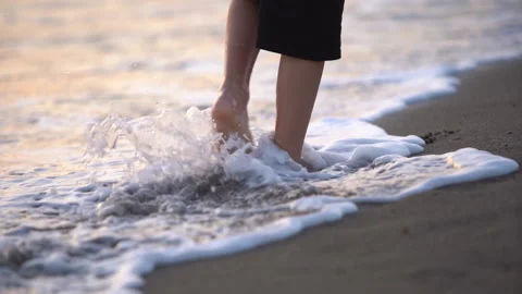 Young boy walks on the beach 動画素材 147731006