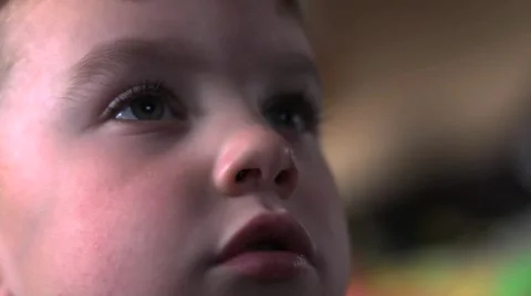 Young Boy Watching TV Vidéo 45529972
