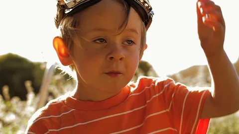 Young boy wearing aviation goggles in the backyard. Vidéo 88404270
