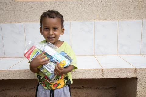 A young boy who received a basic food kit Foto stock