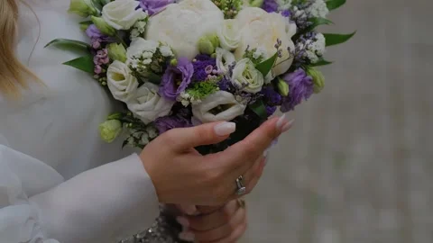 Young bride holding a beautiful wedding bouquet in her hands 库存影片 306156070