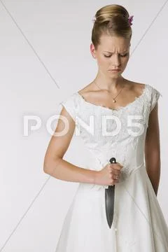 Young bride holding knife, portrait Stock-Fotos