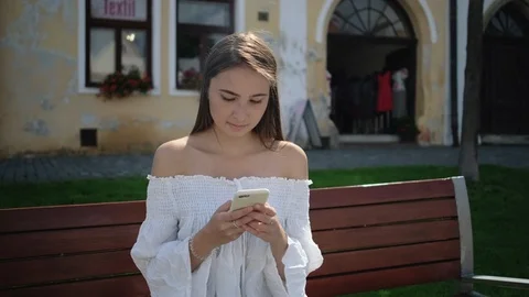 Young brunette chatting on mobile Stock Footage 126578902