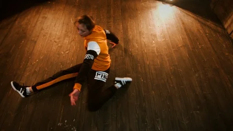 Young Brunette Dancing Break Dance In Studio. Girl Spins On The Floor On Her Vidéo 126932790