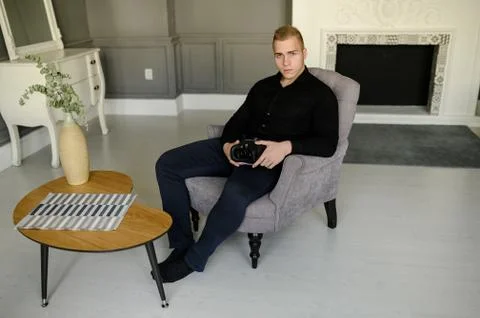 Young brutal man  Using VR In The Living Room Stock Photos