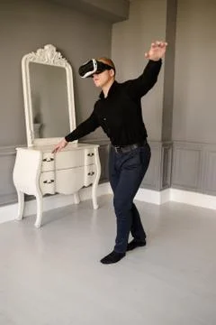 Young brutal man  Using VR In The Living Room Fotos Stock