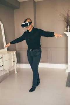 Young brutal man  Using VR In The Living Room Fotos Stock