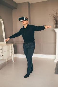 Young brutal man  Using VR In The Living Room Фото