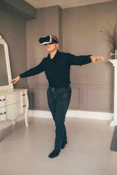 Young brutal man  Using VR In The Living Room Фото