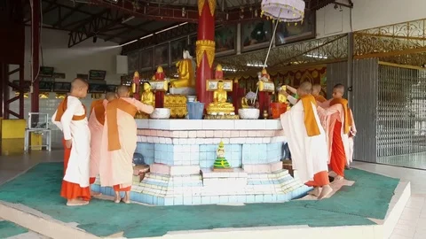 Young Buddhist Burmese nuns perform ritual with water, basin with Buddha statues Видео 80940762