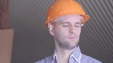 Young builder gesturing good quality at the building under construction 스톡 동영상 72984860