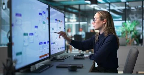 Young Business Analyst Uses Computer To Manage Automated Workflow Tasks Effic Stockfoto's