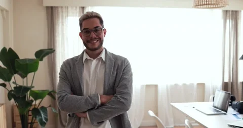 Young business man smiling on camera inside modern office Vídeos de archivo 172537851