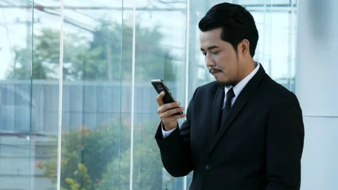 Young business man using a smartphone in office. 4k video Video stock 131452368