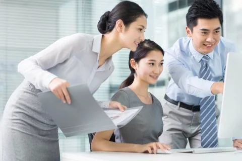 Young business people using computer in office Stock-Fotos