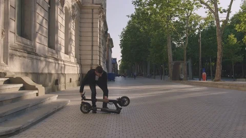 Young Businessman Going To Work by Electric Scooter in City 3 Vidéo 112140487