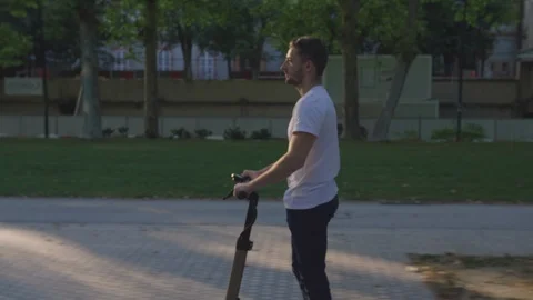 Young Businessman Going To Work by Electric Scooter in City 9 Vidéo 112140876