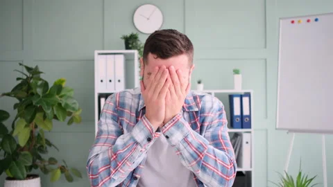 Young businessman talking to camera making conference call Stockbeeldmateriaal 171545337