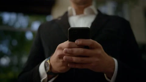 Young businessman using helpful mobile apps for business time management Stock-Footage 131598678