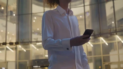 Young businessman using smartphone for online banking transaction Vídeos de archivo 336710599