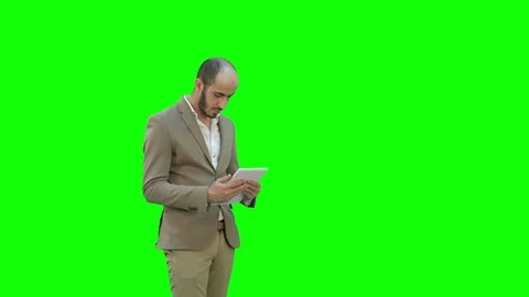 Young businessman using tablet computer on a Green Screen, Chroma Key Vídeo Stock 71203654