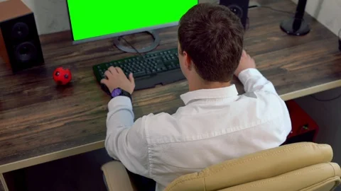 Young businessman working on a computer 스톡 동영상 111291952