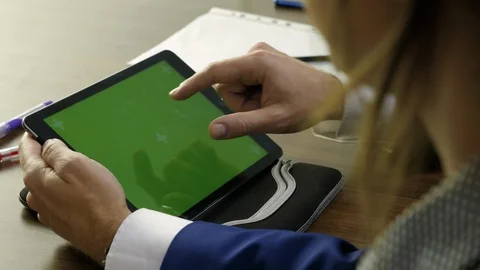 Young businessman working on a tablet. Stock-Footage 101730372